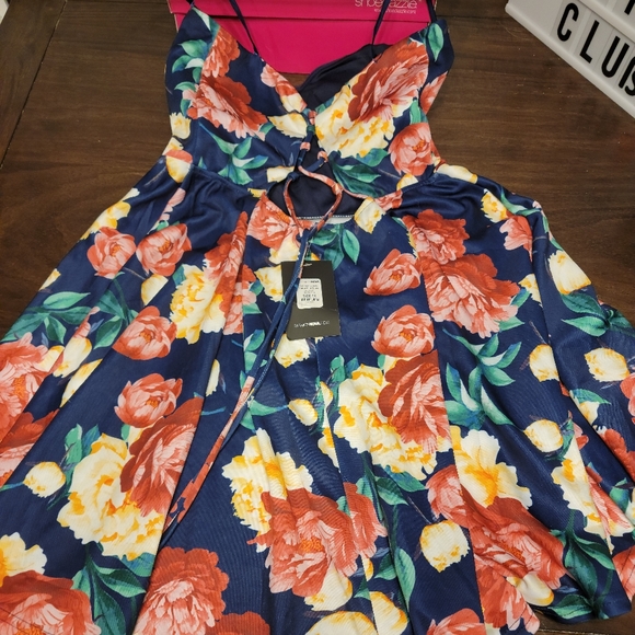 Floral dress - Picture 1 of 3